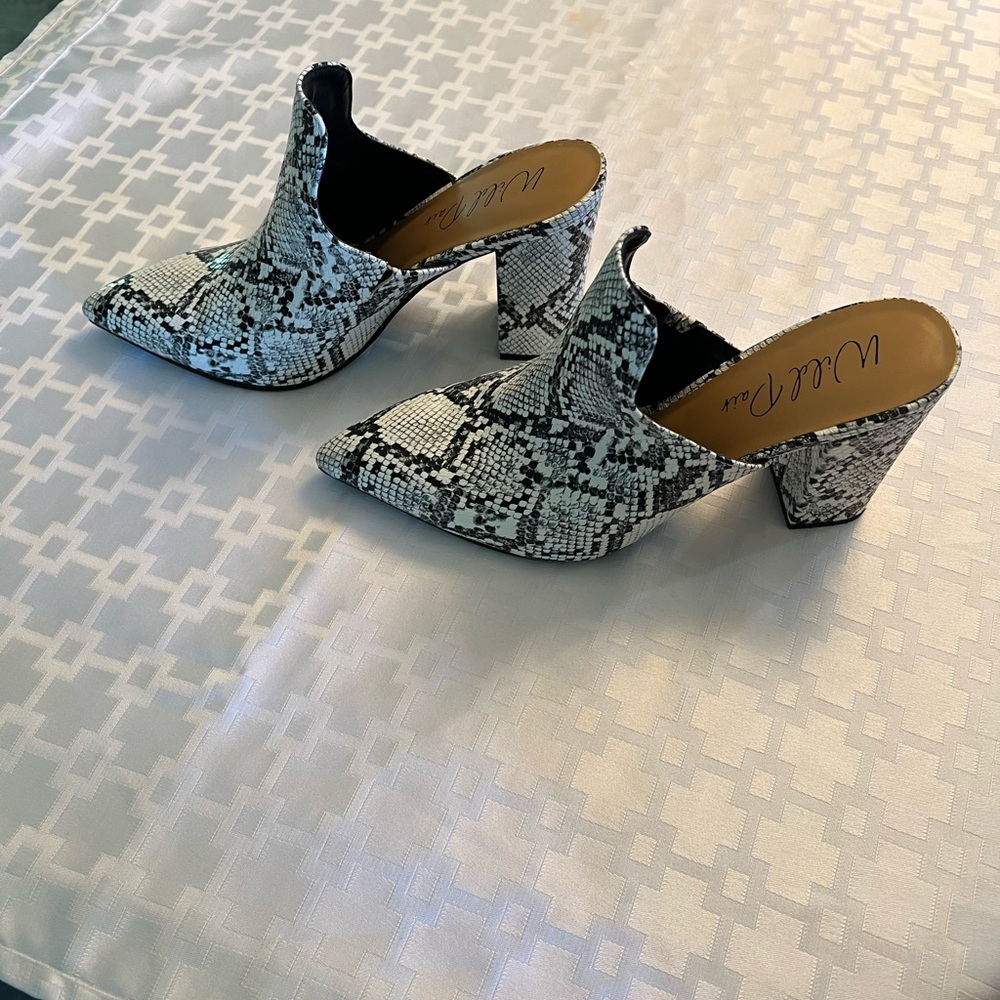 Women’s Wild Pair black and white snakeskin heels. Size 9M